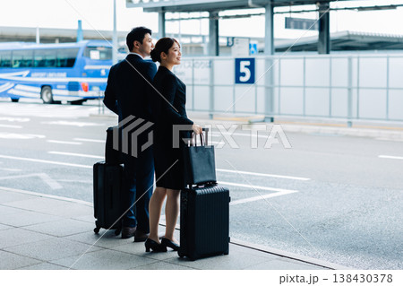 空港でタクシーを待つ男性と女性 「撮影協力:関西国際空港(KIX)」 空港でタクシーを待つ男性と女性 「撮影協力:関西国際空港(KIX)」 138430378