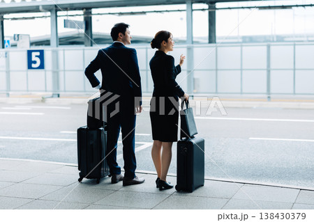 空港でタクシーを待つ男性と女性 「撮影協力:関西国際空港(KIX)」 空港でタクシーを待つ男性と女性 「撮影協力:関西国際空港(KIX)」 138430379