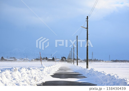 越後平野の雪道と電柱の風景(新潟県新潟市) 越後平野の雪道と電柱の風景(新潟県新潟市) 138430439