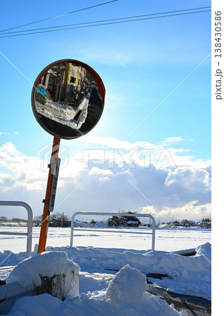 越後平野の雪景色とカーブミラー(新潟県新潟市) 越後平野の雪景色とカーブミラー(新潟県新潟市) 138430586