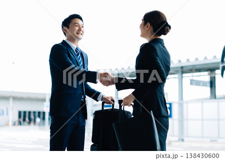 ビジネスの挨拶で握手をする男性と女性 「撮影協力:関西国際空港(KIX)」 ビジネスの挨拶で握手をする男性と女性 「撮影協力:関西国際空港(KIX)」 138430600