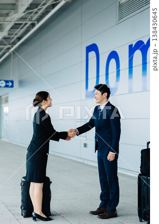 ビジネスの挨拶で握手をする男性と女性 「撮影協力:関西国際空港(KIX)」 ビジネスの挨拶で握手をする男性と女性 「撮影協力:関西国際空港(KIX)」 138430645