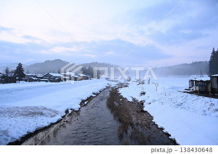 朝靄に包まれた加茂川の冬景色(新潟県加茂市) 朝靄に包まれた加茂川の冬景色(新潟県加茂市) 138430648