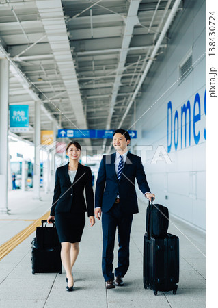 空港に到着したスーツの女性と男性　「撮影協力：関西国際空港（KIX）」 138430724