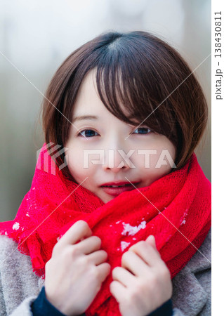 マフラーをした若い女性 138430811