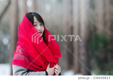 マフラーをした若い女性 138430813