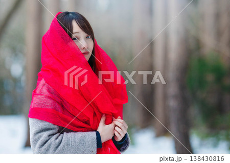 マフラーをした若い女性 138430816