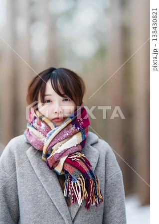 マフラーをした若い女性 138430821
