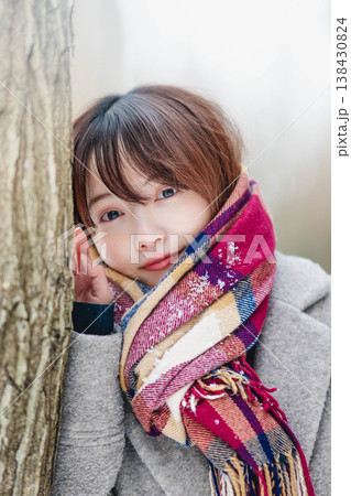 マフラーをした若い女性 138430824
