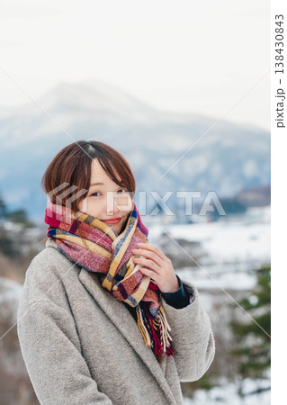 マフラーをした若い女性 マフラーをした若い女性 138430843