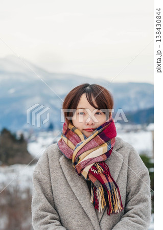 マフラーをした若い女性 マフラーをした若い女性 138430844