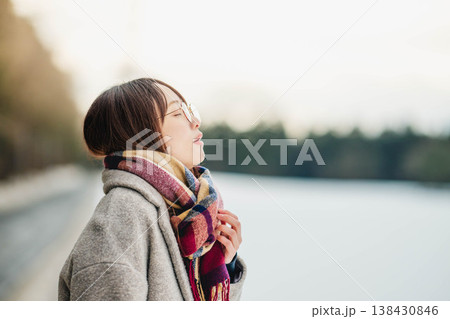マフラーをした若い女性 138430846
