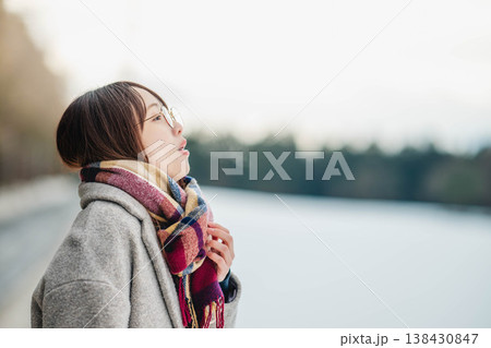 マフラーをした若い女性 138430847