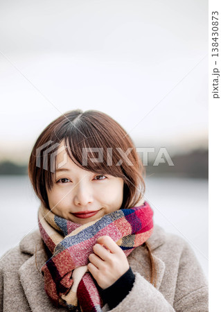 マフラーをした若い女性 138430873
