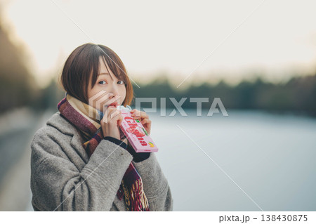 マフラーをした若い女性 138430875