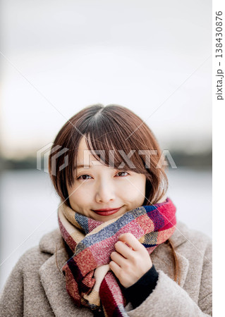 マフラーをした若い女性 マフラーをした若い女性 138430876