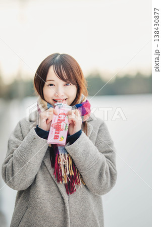 マフラーをした若い女性 マフラーをした若い女性 138430877