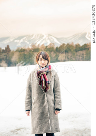 マフラーをした若い女性 138430879