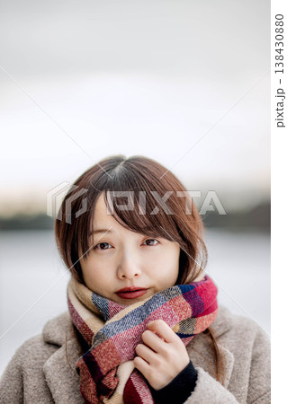 マフラーをした若い女性 138430880