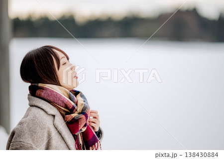マフラーをした若い女性 マフラーをした若い女性 138430884