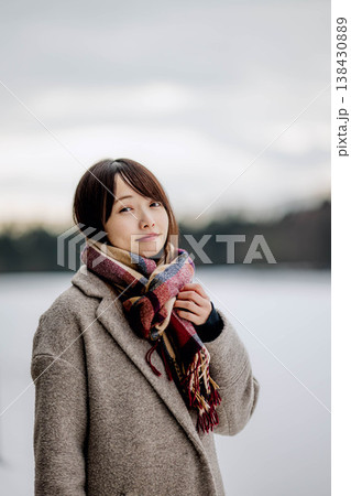マフラーをした若い女性 138430889