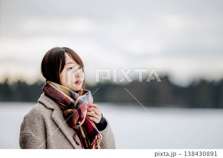 マフラーをした若い女性 マフラーをした若い女性 138430891