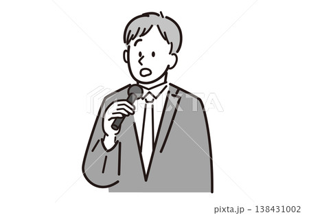 マイクを持って話している男性 138431002