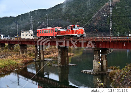 赤い鉄橋を渡るDE10 138431138