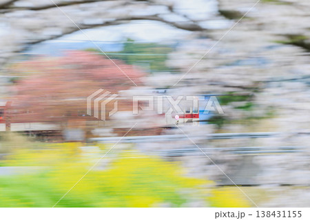 春の里山を駆ける近鉄電車 桜と菜の花に包まれた流し撮り表現 春の里山を駆ける近鉄電車 桜と菜の花に包まれた流し撮り表現 138431155