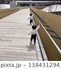 子どもが歩くウッドデッキの通路 兄弟の後ろ姿 都市公園の散歩風景 138431294