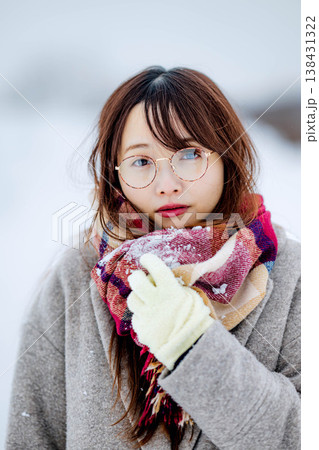 雪の中楽しむコートを着た若い女性 雪の中楽しむコートを着た若い女性 138431322
