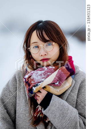 雪の中楽しむコートを着た若い女性 雪の中楽しむコートを着た若い女性 138431323