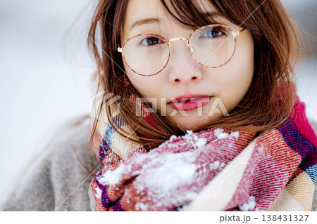 雪の中楽しむコートを着た若い女性 雪の中楽しむコートを着た若い女性 138431327