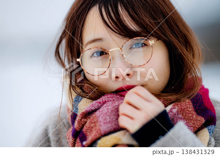 雪の中楽しむコートを着た若い女性 雪の中楽しむコートを着た若い女性 138431329