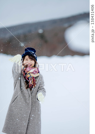 雪遊びをする若い女性 138431406