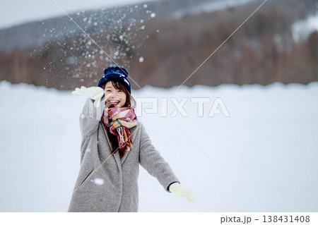雪遊びをする若い女性 138431408