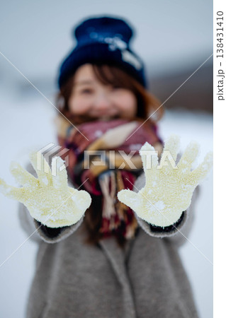 雪遊びをする若い女性 138431410