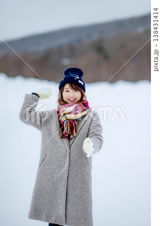 雪遊びをする若い女性 138431414