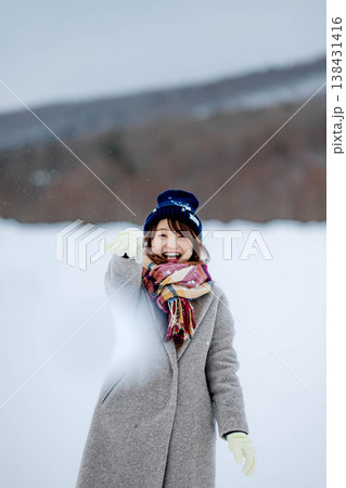 雪遊びをする若い女性 138431416