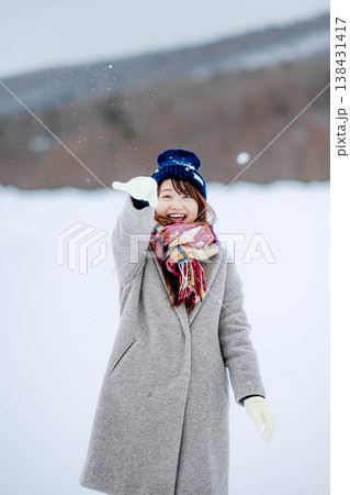 雪遊びをする若い女性 138431417