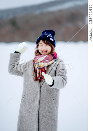 雪遊びをする若い女性 138431419