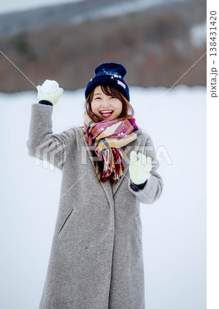 雪遊びをする若い女性 138431420
