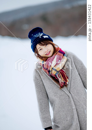 雪遊びをする若い女性 138431422
