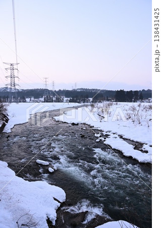 冬の朝の五十嵐川と雪景色(新潟県三条市) 冬の朝の五十嵐川と雪景色(新潟県三条市) 138431425