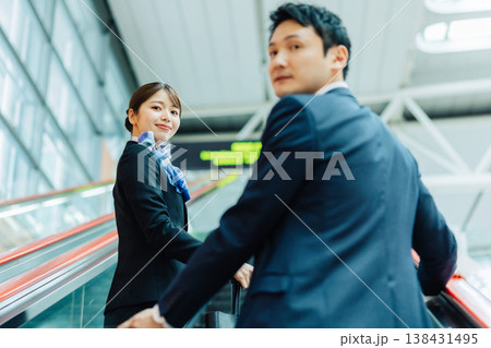 空港のエスカレーターに乗る男女CA　「撮影協力：関西国際空港（KIX）」 138431495