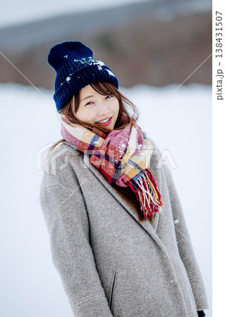 雪の上に立つ笑顔の女性 雪の上に立つ笑顔の女性 138431507