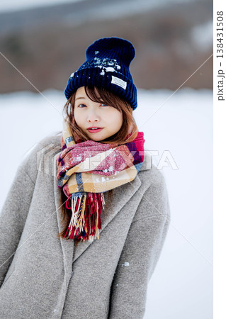 雪の上に立つ笑顔の女性 雪の上に立つ笑顔の女性 138431508