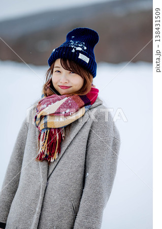 雪の上に立つ笑顔の女性 雪の上に立つ笑顔の女性 138431509