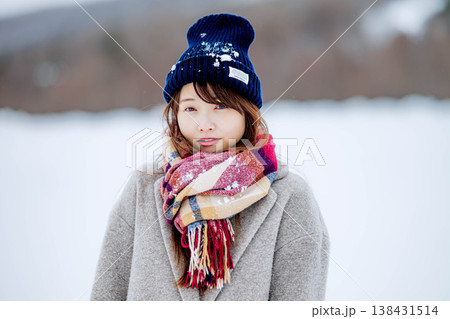 雪の上に立つ笑顔の女性 雪の上に立つ笑顔の女性 138431514