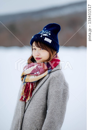 雪の上に立つ笑顔の女性 雪の上に立つ笑顔の女性 138431517